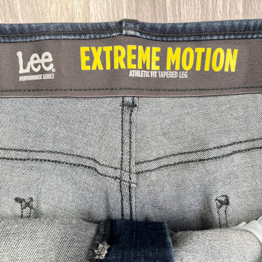 Lee Extreme Motion Athletic Fit Tapered Leg Jeans Mens 40x32 Dark Wash EUC - Picture 3 of 7